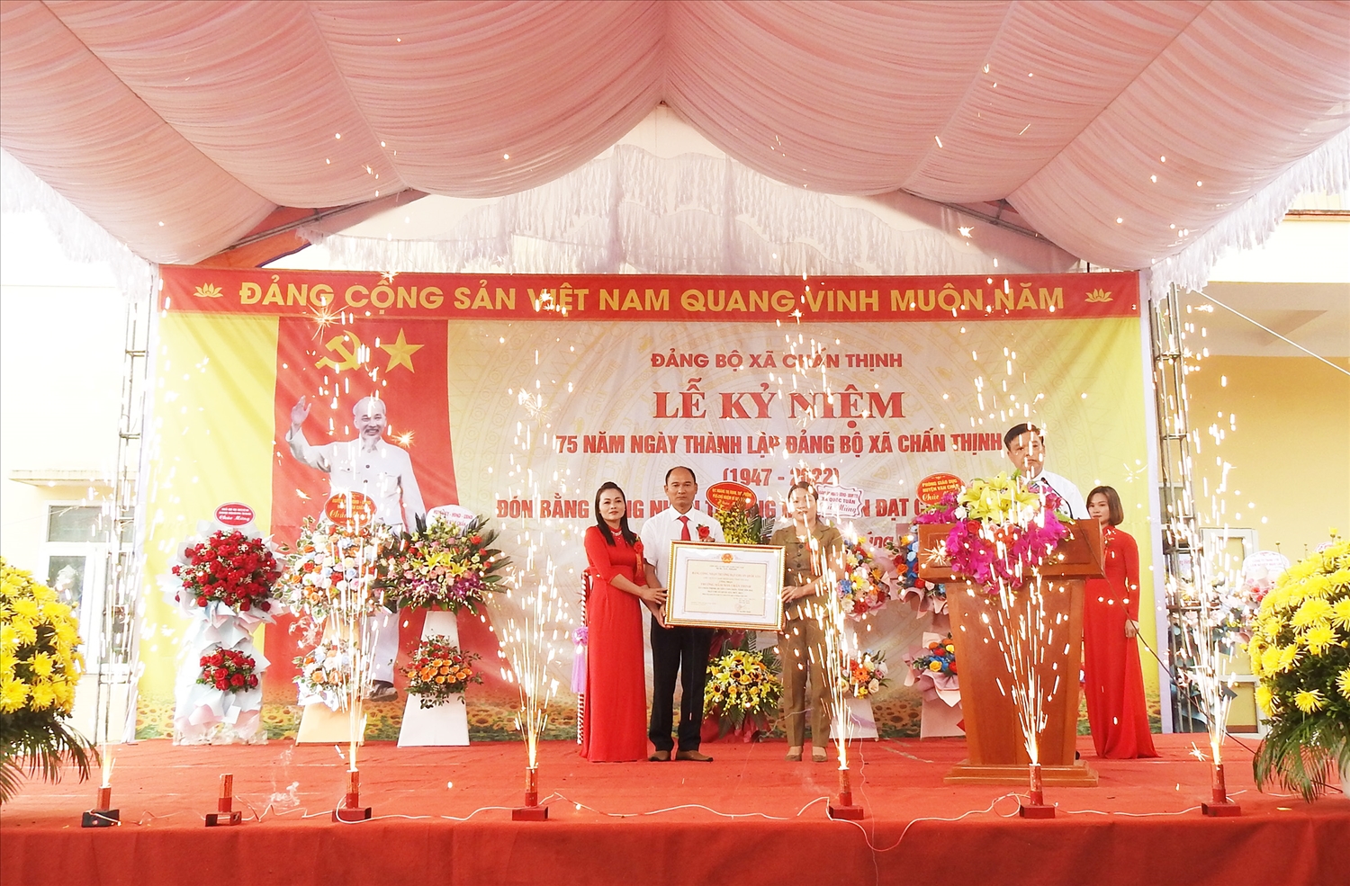 Huyện ủy, HĐND huyện Văn Chấn đã trao Bằng công nhận Trường Mầm non xã Chấn Thịnh đạt chuẩn Quốc gia