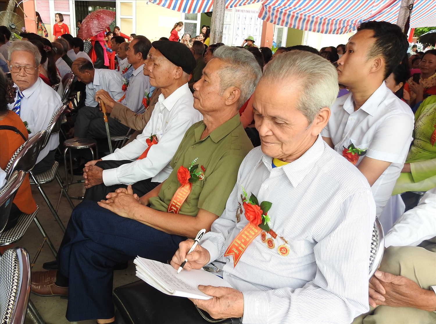 Các đại biểu Đảng viên tham dự buổi Lễ