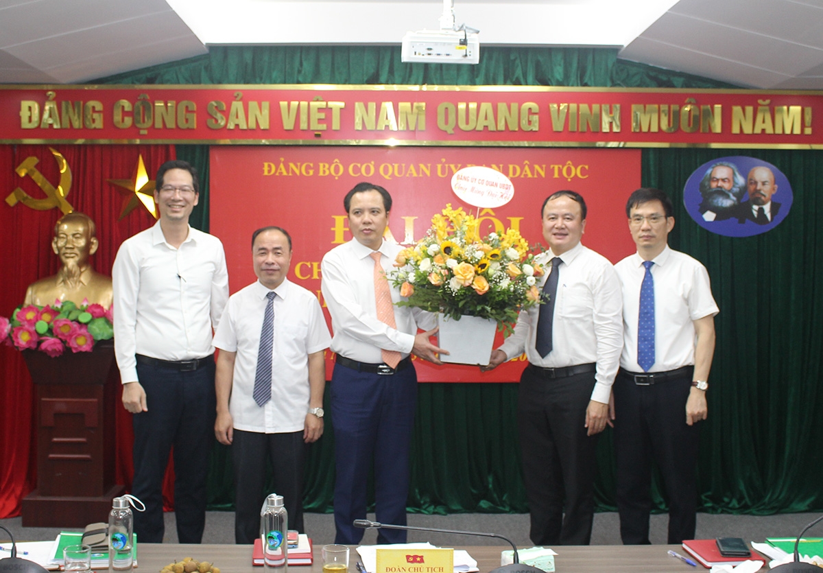Đồng chí Lò Quang Tú tặng hoa chúc mừng Chi ủy, Chi bộ Vụ Tổng hợp nhiệm kỳ mới
