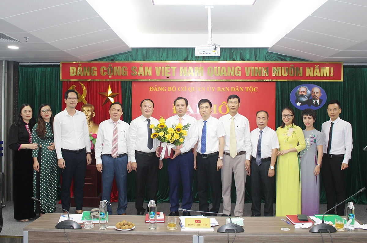Đồng chí Lò Quang Tú tặng hoa chúc mừng thành công của Đại hội Chi bộ Vụ Tổng hợp