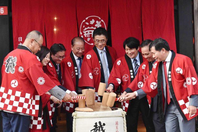 Các đại biểu thực hiện nghi thức khai trương Nhà trưng bày văn hóa Nhật Bản tại Hội An.