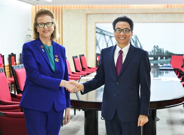 Phó Thủ tướng Vũ Đức Đam và bà Caitlin Wiesen, Đại diện thường trú UNDP tại Việt Nam - Ảnh: VGP/Quang Thương