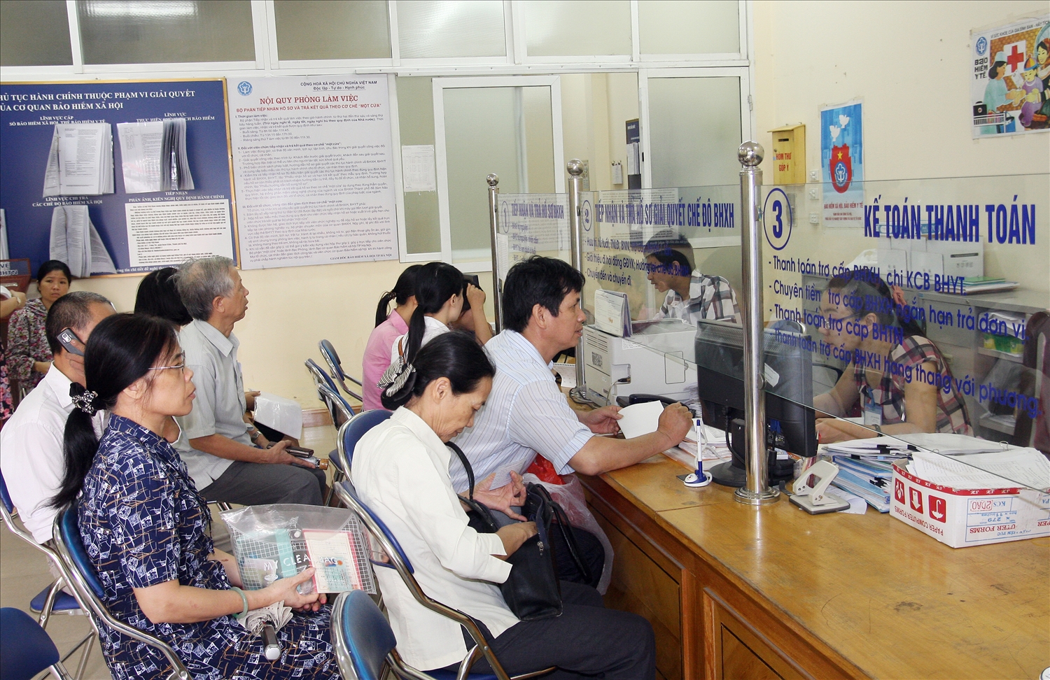 Người lao động làm thủ tục hưởng Bảo hiểm thất nghiệp tại Trung tâm Dịch vụ việc làm Hà Nội