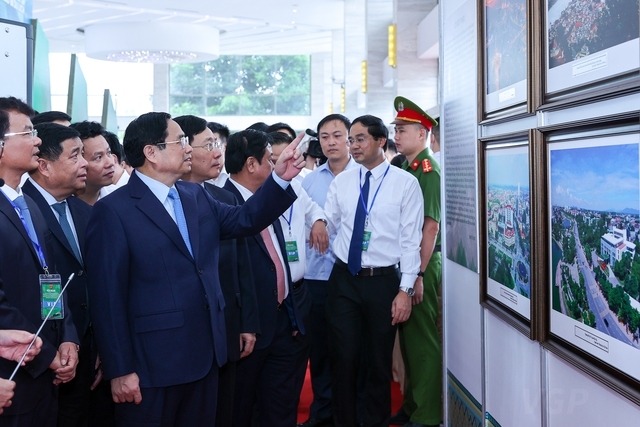 Thủ tướng Phạm Minh Chính, Phó Thủ tướng Thường trực Chính phủ Phạm Bình Minh cùng các đại biểu tham quan triển lãm ảnh "Trung du, miền núi phía bắc-Tiềm năng và cơ hội" - Ảnh: VGP/Nhật Bắc