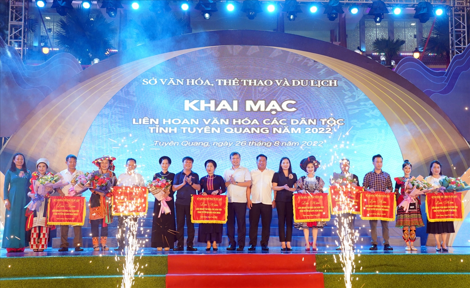 Lãnh đạo Sở Văn hóa Thể thao và Du lịch, huyện Na Hang trao cờ lưu niệm cho các đội tham gia Liên hoan