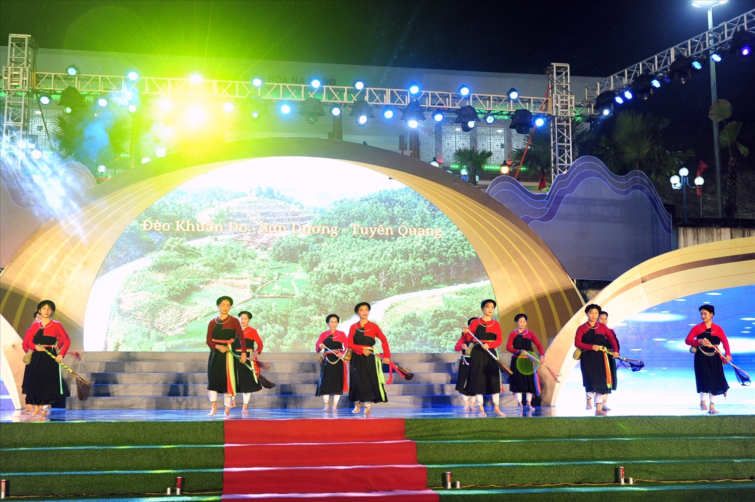 Múa xúc tép của đồng bào đân tộc Cao Lan do đoàn nghệ thuật huyện Sơn Dương