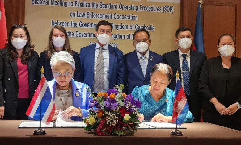 Quốc vụ khanh Nội vụ Campuchia kiêm Phó Chủ tịch thường trực NCCT Chou Bun Eng và Phó Thư ký thường trực của Bộ Phát triển xã hội và An ninh con người Thái Lan Ramrung Worawat ký thỏa thuận chống nạn buôn người. (Nguồn: Newstimes)     