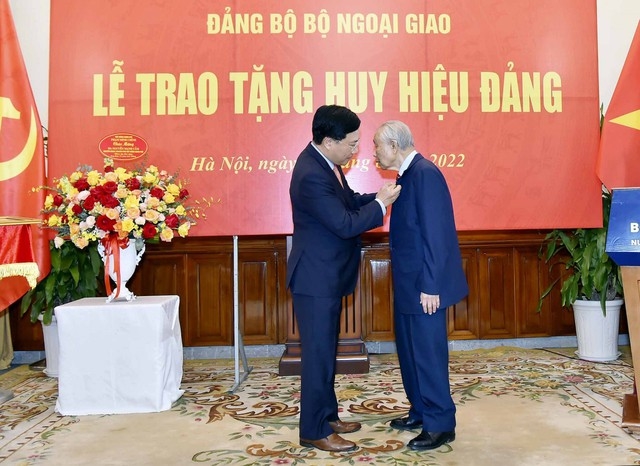 Phó Thủ tướng Thường trực Phạm Bình Minh trao tặng Huy hiệu 75 năm tuổi Đảng cho đồng chí Nguyễn Mạnh Cầm, nguyên Ủy viên Bộ Chính trị, nguyên Phó Thủ tướng Chính phủ, Bộ trưởng Ngoại giao - Ảnh: BNG