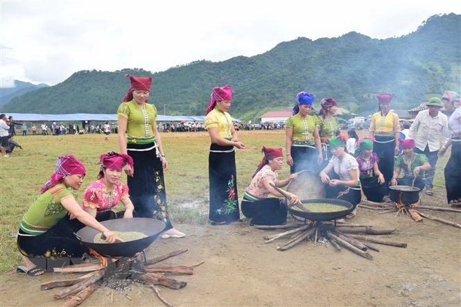 Phụ nữ xã Ngọc Chiến, huyện Mường La, tỉnh Sơn La, làm cốm tại Lễ hội mừng cơm mới. (Ảnh: TTXVN)