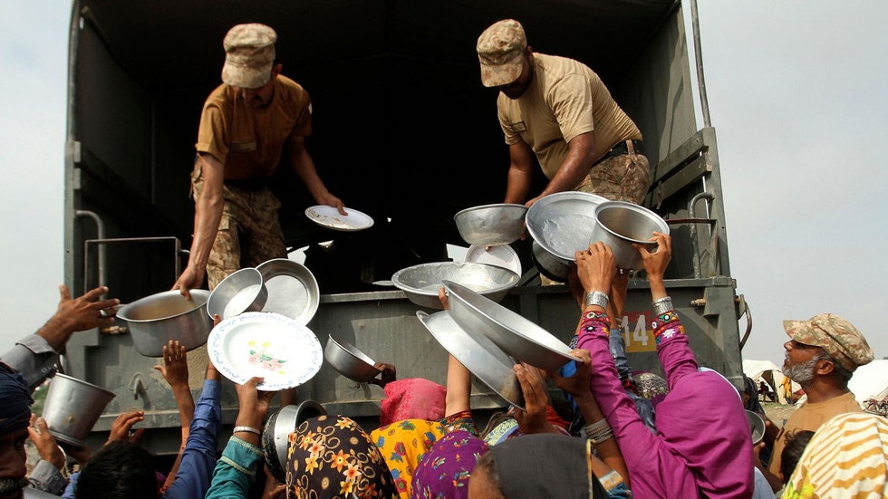 Quân đội phát thực phẩm và các đồ dùng khác cho người dân ở Rajanpur - Ảnh: AP