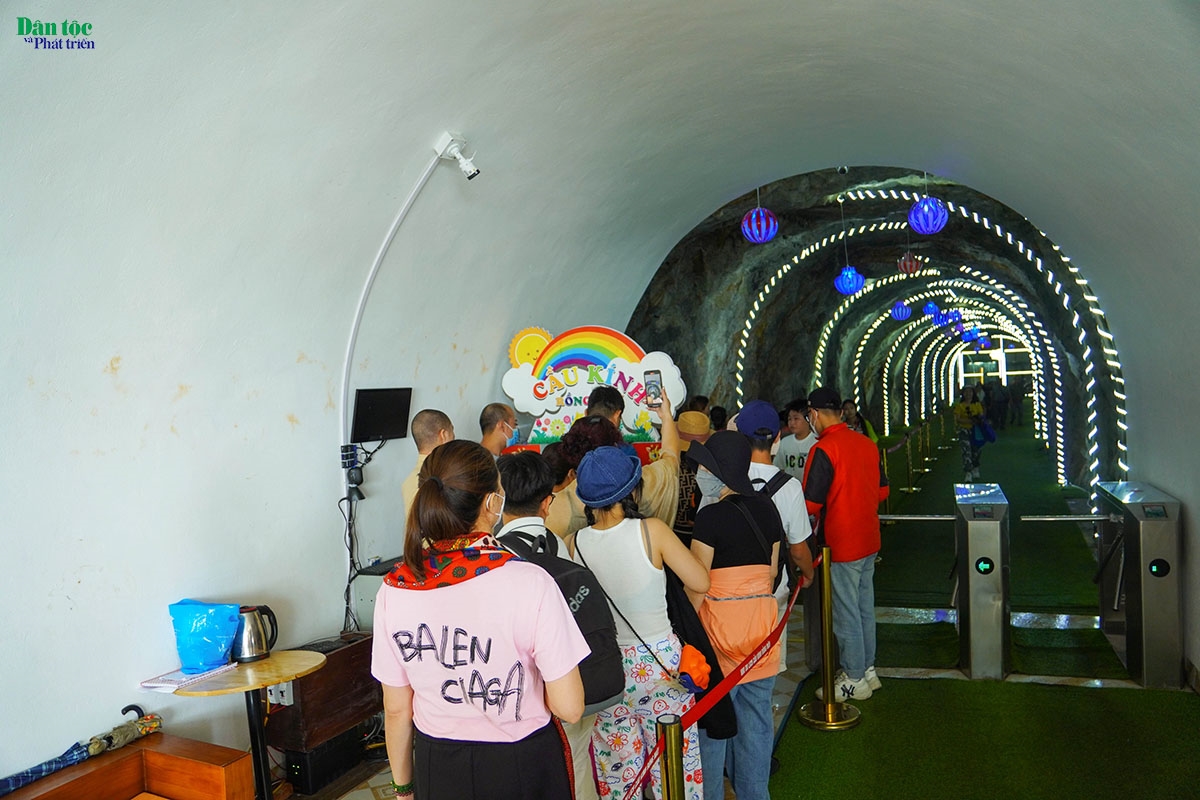 Để lên đến Cầu kính Rồng Mây trải nghiệm cảm giác mạnh, du khách sẽ được đi vào đường hầm và di chuyển theo cầu thang máy. Giá vé vào Cầu kính Rồng Mây, đối với người lớn là 400.000 đồng, với trẻ em là 200.000 đồng.