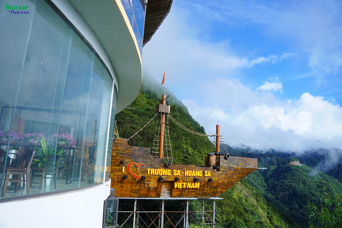 Ngắm toàn cảnh Tây Bắc ở cây cầu kính cao nhất Việt Nam 9