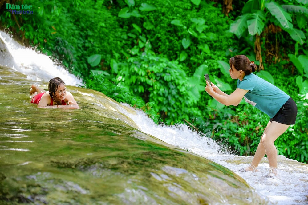 Mặc dù nước thác chảy đều quanh năm, nhưng những phiến đá trên thác không hề bám rêu, du khách có thể thoải mái đi lại, chụp ảnh tạo dáng mà không sợ trơn trượt