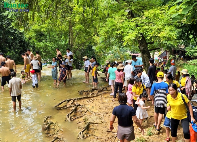 Trải nghiệm thác nước đẹp nhất xứ Thanh 7