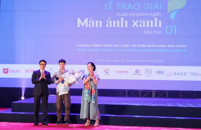 Phó Thủ tướng Vũ Đức Đam và Nghệ sĩ Nhân dân Như Quỳnh trao giải Nhất cho bộ phim "Bám rễ"