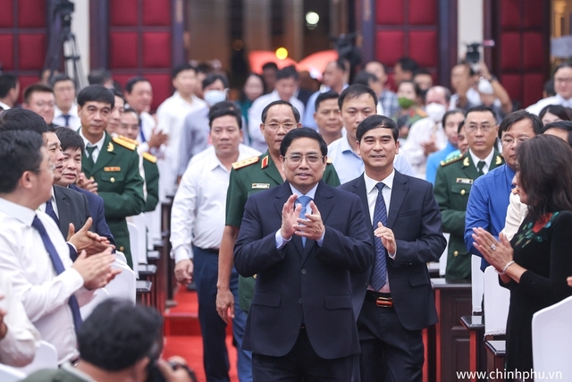Thủ tướng cùng các đại biểu dự lễ kỷ niệm 30 năm tái lập tỉnh Bình Thuận - Ảnh: VGP/Nhật Bắc