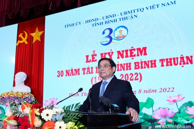 Thủ tướng Chính phủ nhiệt liệt chúc mừng, biểu dương, đánh giá cao những nỗ lực, thành tựu mà Đảng bộ, chính quyền, quân và dân tỉnh Bình Thuận đạt được trong suốt chặng đường 30 năm xây dựng - Ảnh: VGP/Nhật Bắc