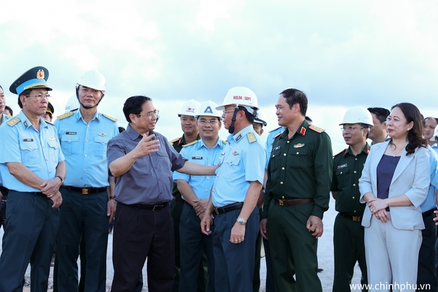 Tại hiện trường dự án, sau khi nghe các cơ quan, đơn vị báo cáo, Thủ tướng Phạm Minh Chính đã chỉ đạo giải quyết các ngay các khó khăn, vướng mắc đặt ra với dự án - Ảnh: VGP/Nhật Bắc