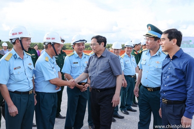 Thủ tướng thăm hỏi, động viên các đơn vị khi kiểm tra, đôn đốc tiến độ xây dựng Cảng hàng không Phan Thiết - Ảnh: VGP/Nhật Bắc