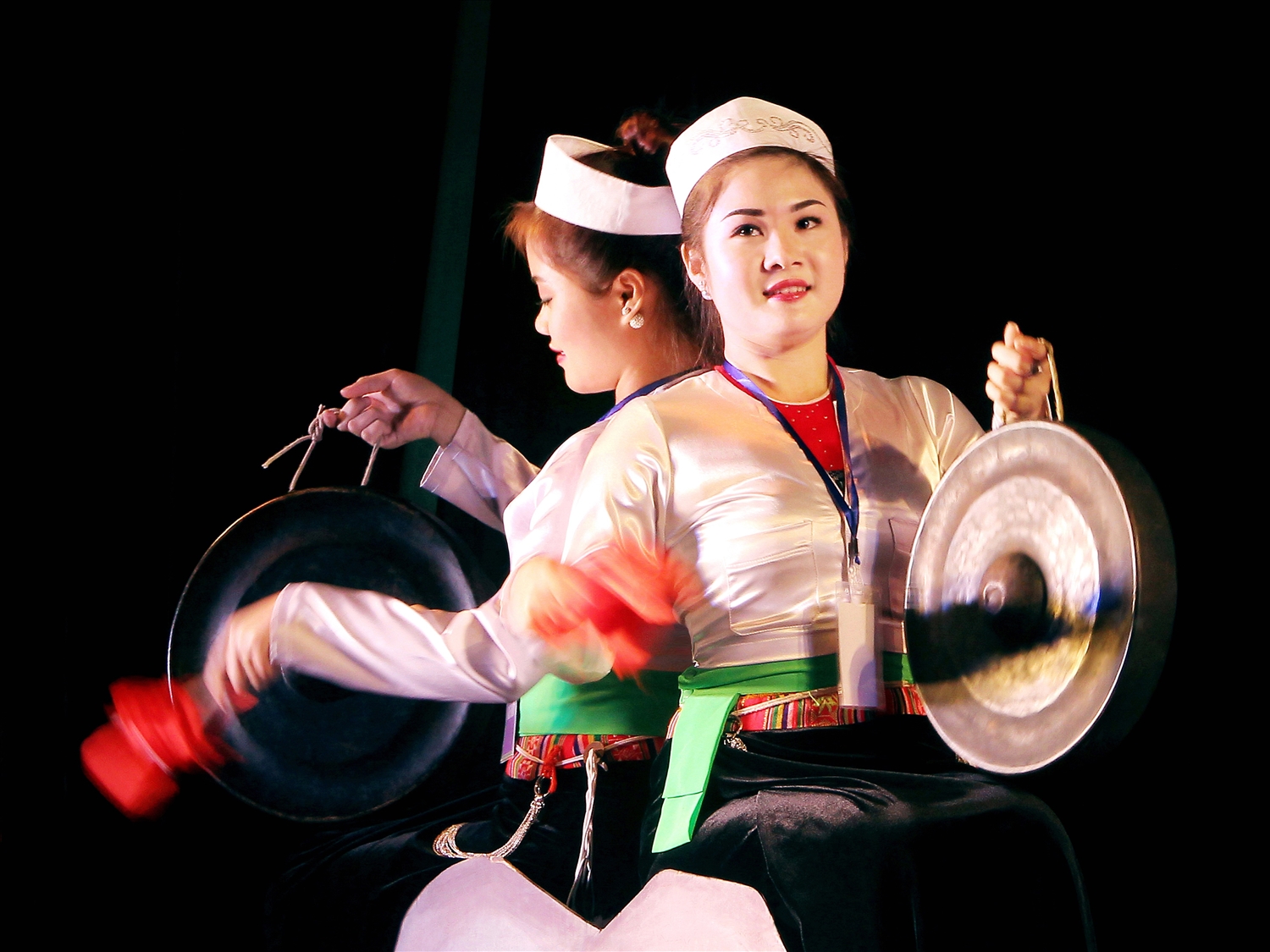 Biểu diễn Chiêng Mường tại lễ kỷ niệm 130 năm ngày thành lập tỉnh Hòa Bình năm 2016 (Đồng Đăng)