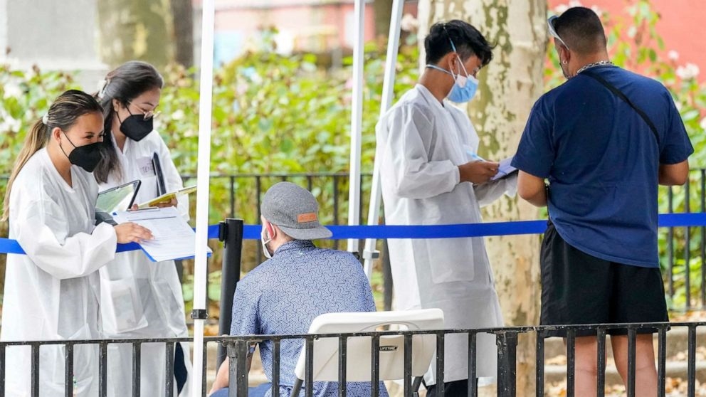 Nhân viên y tế của Sở Y tế và Vệ sinh Tâm thần Thành phố New York giúp mọi người đăng ký vắc-xin đậu mùa khỉ tại một trong những điểm tiêm chủng của Thành phố 