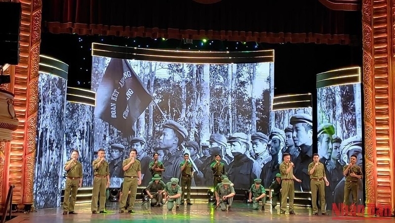Tiết mục biểu diễn tại chương trình khắc họa tình đoàn kết, chiến đấu chung một chiến hào của quân dân hai nước Việt-Lào anh em. Ảnh: Báo Nhân Dân 