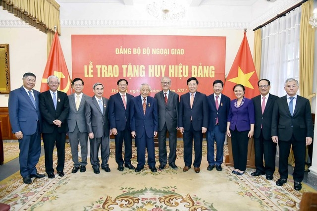Phó Thủ tướng Thường trực Phạm Bình Minh chụp ảnh lưu niệm cùng các đại biểu tại buổi Lễ - Ảnh: BNG