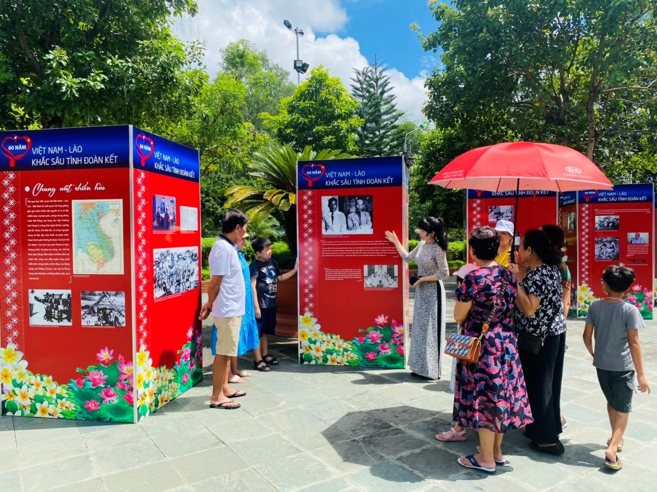 Du khách tham quan và nghe thuyết minh giới thiệu về triển lãm “Sắt son tình nghĩa Việt - Lào” tại Bảo tàng tỉnh Sơn La