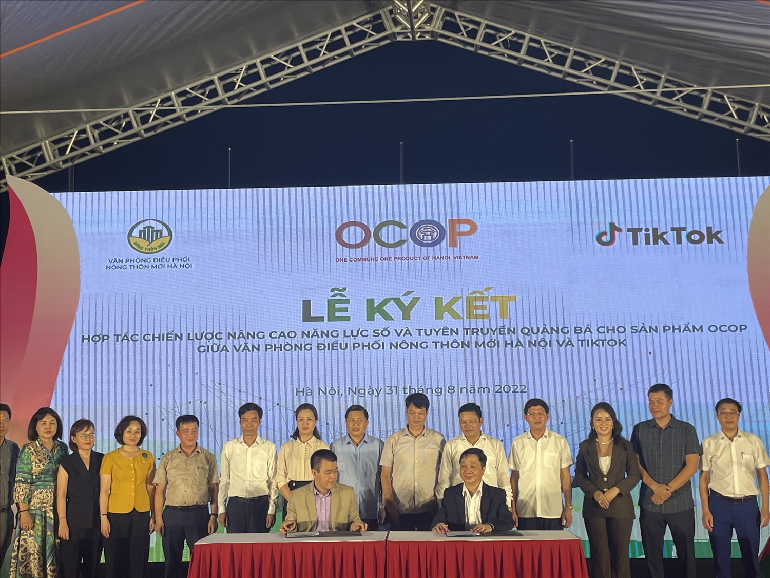 Ký kết hợp tác giữa Văn phòng điều phối nông thôn mới Hà Nội với TikTok Việt Nam.