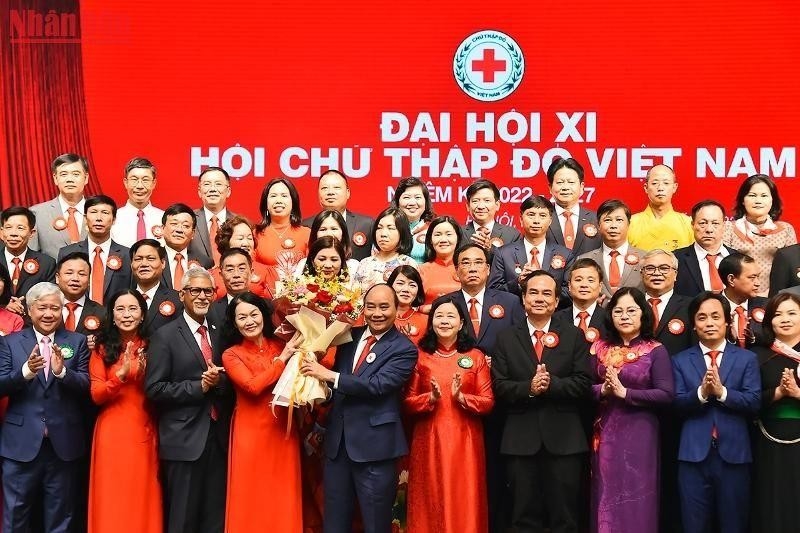 Chủ tịch nước Nguyễn Xuân Phúc tặng hoa chúc mừng Ban Chấp hành Hội Chữ thập đỏ Việt Nam khóa XI, nhiệm kỳ 2022-2027