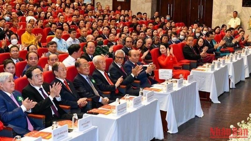 Chủ tịch nước Nguyễn Xuân Phúc cùng các đồng chí lãnh đạo, nguyên lãnh đạo Đảng, Nhà nước cùng đại diện các tổ chức nước ngoài, khách mời quốc tế tại đại hội