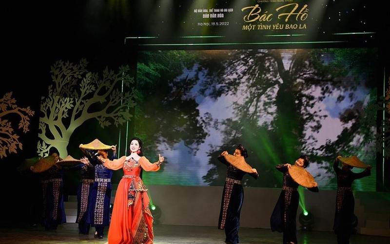 Nghệ sĩ Phương Nga trong một chương trình biểu diễn do Bộ Văn hóa, Thể thao và Du lịch, Báo Văn hóa tổ chức.