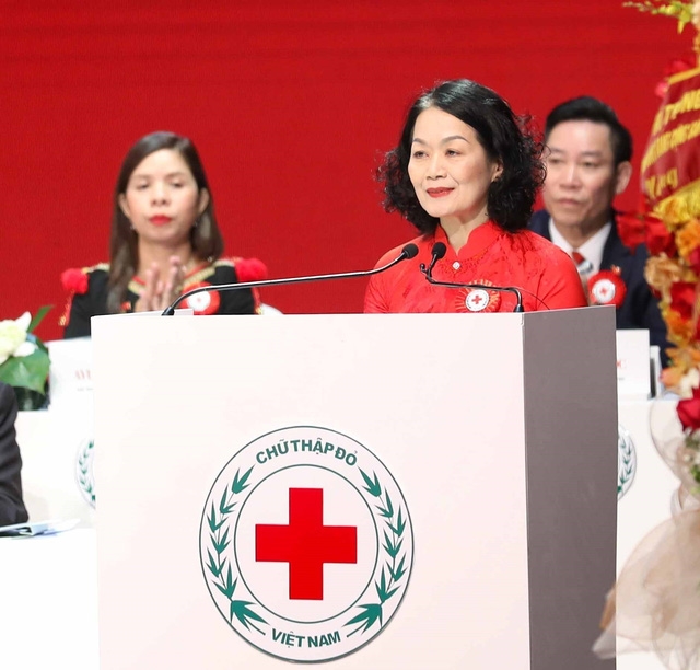 Chủ tịch Hội Chữ thập đỏ Việt Nam Bùi Thị Hòa phát biểu tại đại hội. Ảnh: TTXVN