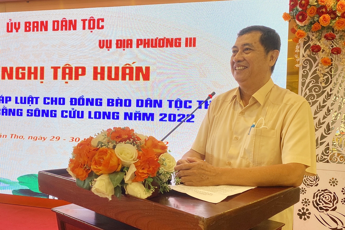 Nguyên Thứ trưởng, Phó Chủ nhiệm UBDT Sơn Phước Hoan tham gia báo cáo chuyên đề tại Hội nghị 