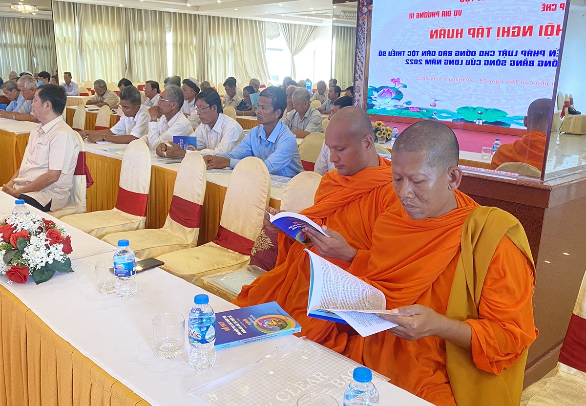Các vị chức sắc tập trung nghiên cứu tài liệu song ngữ Việt - Khmer