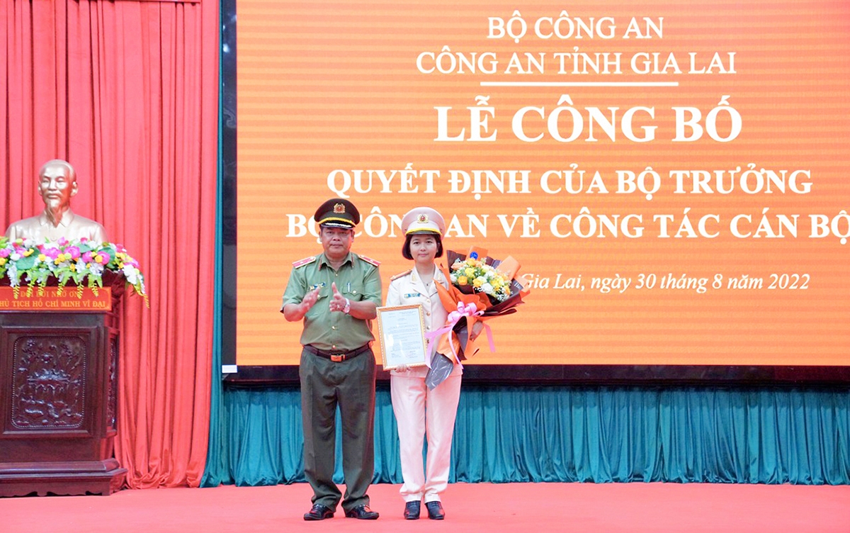 Thiếu tướng Rah Lan Lâm - Giám đốc Công an tỉnh Gia Lai trao Quyết định của Bộ trưởng Bộ Công an về công tác cán bộ cho Trung tá Ksor H'Bơ Khắp