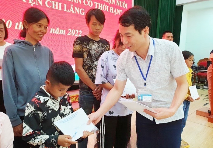 Lãnh đạo UBND huyện Chi Lăng trao kinh phí hỗ trợ trẻ em trên địa bàn