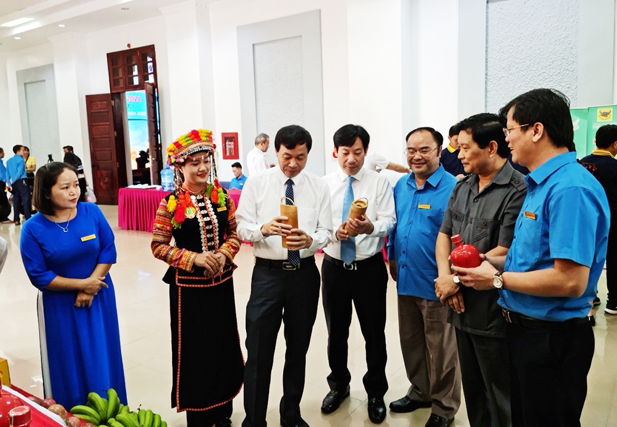Các đại biểu tham quan gian hàng trưng bày, giới thiệu sản phẩm nông sản của tỉnh Lai Châu
