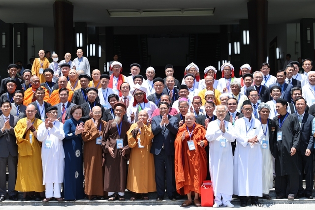 Thủ tướng chụp ảnh lưu niệm với các chức sắc và đại diện các tổ chức tôn giáo tham dự hội nghị - Ảnh: VGP/Nhật Bắc