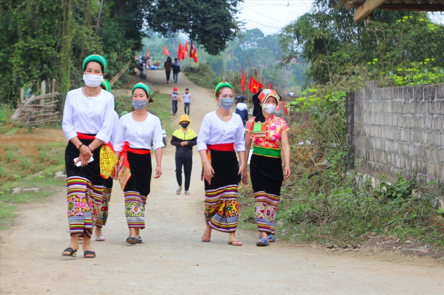 Chị em phụ nữ người Thái đi vui hội ngày Tết Độc lập (Ảnh LTC)