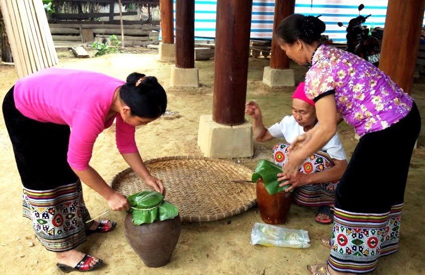 Chị em phụ nữ dân tộc Thái chuẩn bị ẩm thực cho ngày Tết Độc lập. (Ảnh TL)