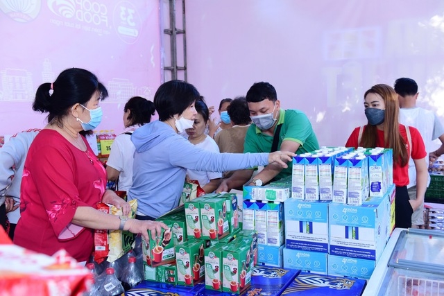Người dân Quận 5, TP. Hồ Chí Minh hào hứng tham gia mua sắm tại các gian hàng - Ảnh: VGP