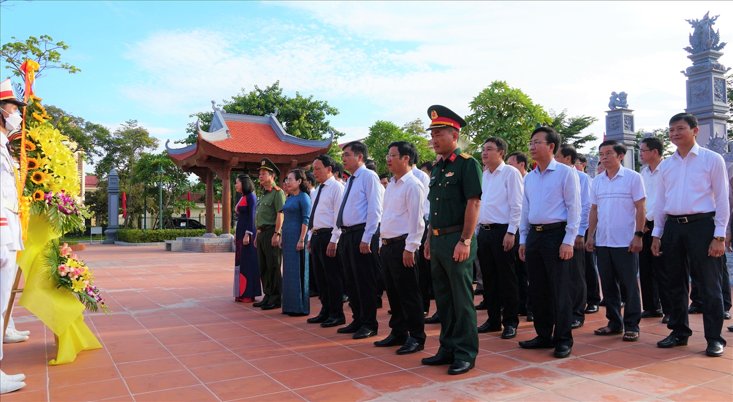 Các đồng chí lãnh đạo tỉnh dâng hương, hoa tưởng nhớ công lao to lớn của Chủ tịch Hồ Chí Minh và các Anh hùng liệt sĩ 