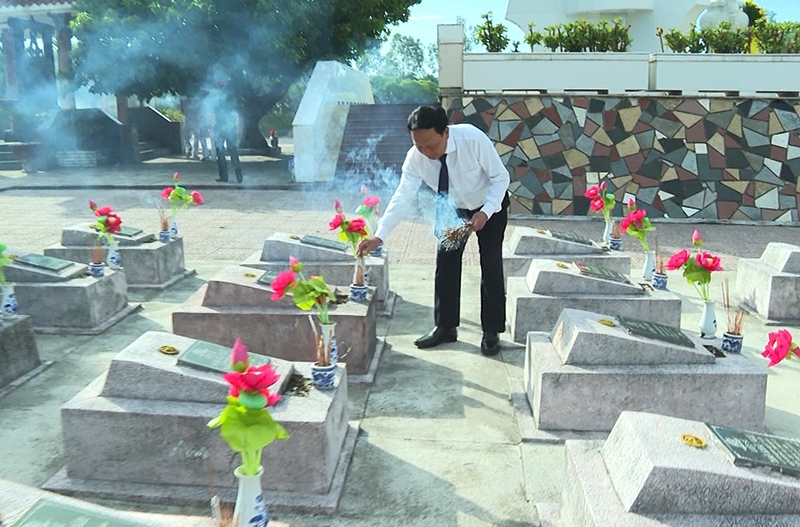Đồng chí Trần Hải Châu, Phó Bí thư Thường trực Tỉnh ủy thắp hương lên từng phần mộ các Anh hùng liệt sĩ