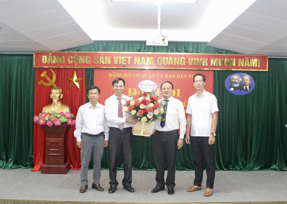 Đồng chí Lò Quang Tú, Ủy viên Ban Thường vụ Đảng ủy, Chánh Văn phòng Ủy ban chúc mừng Đại hội Chi bộ Vụ Dân tộc thiểu số nhiệm kỳ 2022 - 2025 thành công tốt đẹp