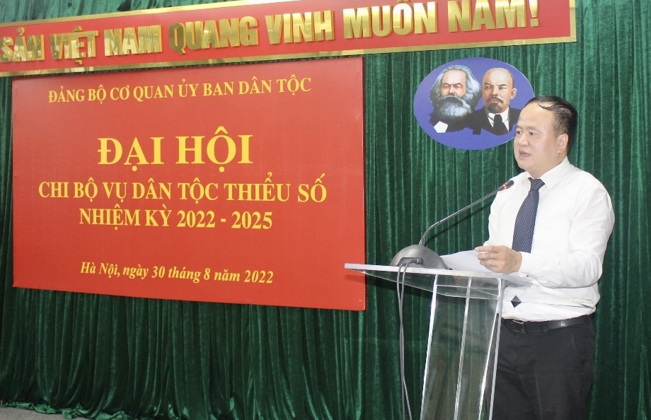 Đồng chí Lò Quang Tú, Ủy viên Ban Thường vụ Đảng ủy, Chánh Văn phòng Ủy ban phát biểu chỉ đạo tại Đại hội