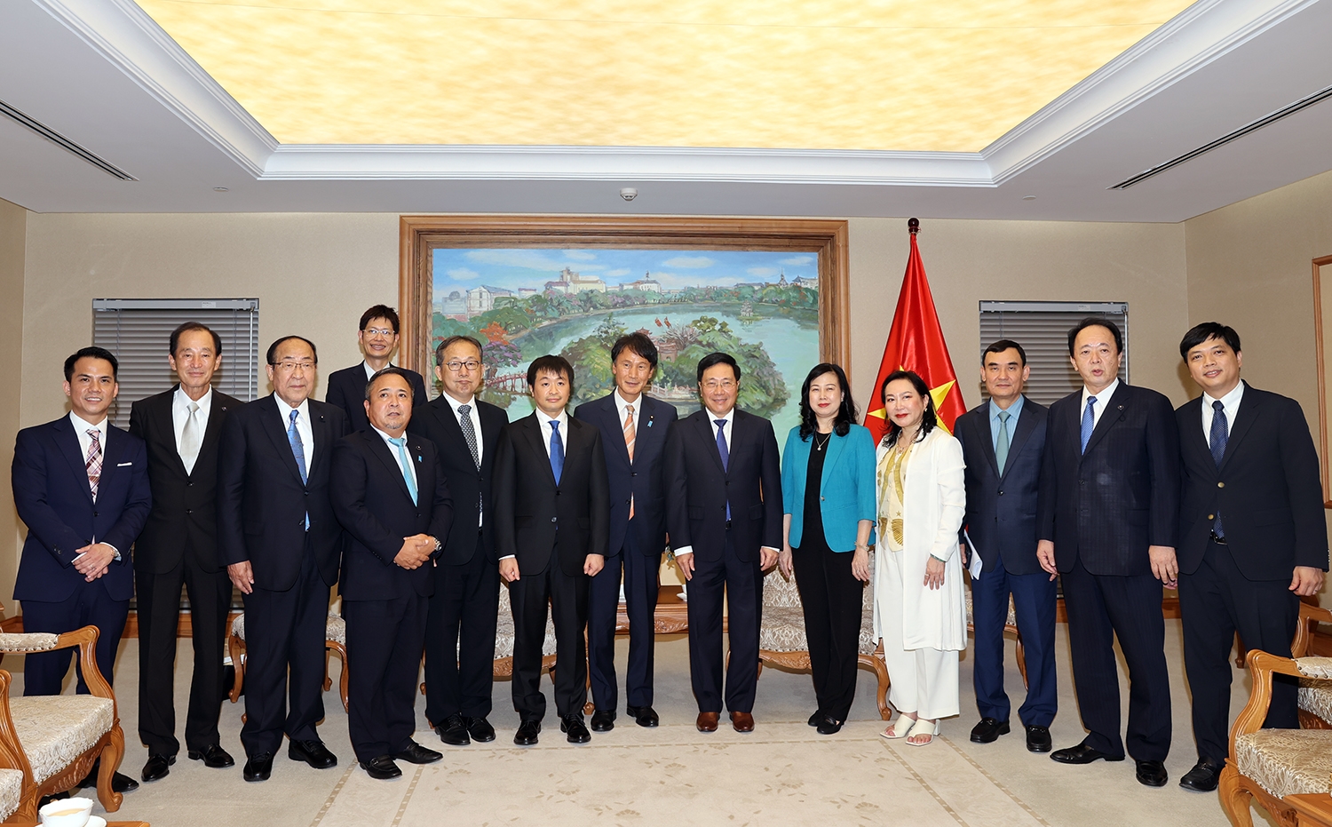 Phó Thủ tướng Thường trực Phạm Bình Minh đã tiếp Chủ tịch Tập đoàn Dịch vụ y tế khẩn cấp Nhật Bản - Ảnh: VGP/Hải Minh