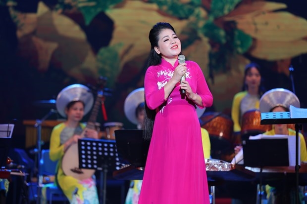Ca sỹ Anh Thơ biểu diễn trong chương trình. (Ảnh: Hòa Nguyễn/Vietnam+)