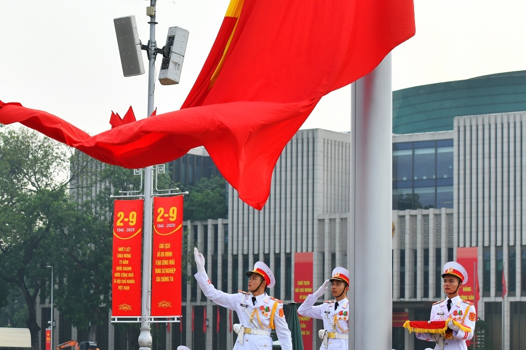 Quốc kỳ tung bay trong tiếng Tiến quân ca trên Quảng trường Ba Đình