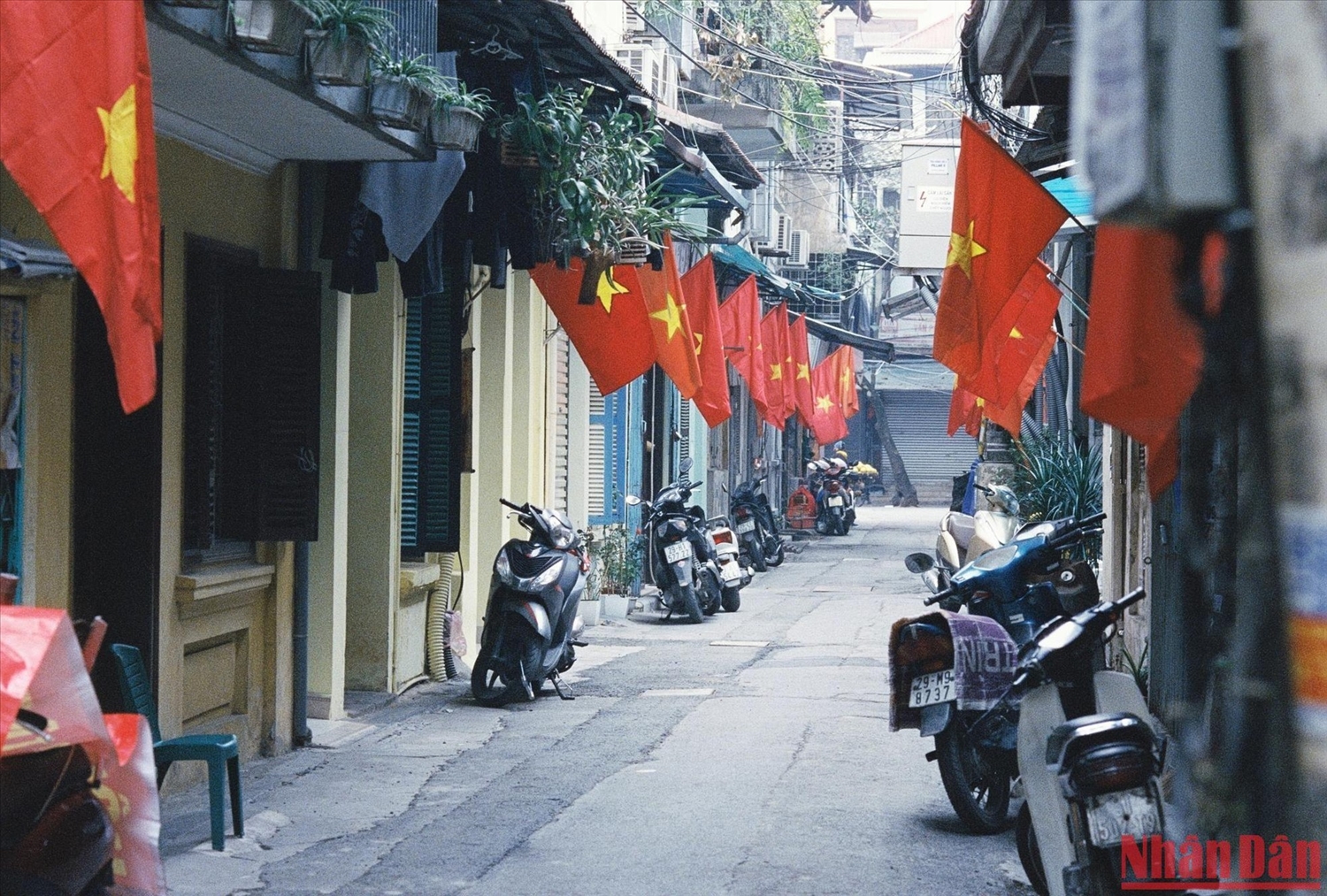Lễ, Tết, Quốc khánh hay những dịp trọng đại, khắp nơi trên đất nước Việt Nam lại rợp bóng cờ đỏ sao vàng. Hình ảnh chụp phố Cổng Đục, Hà Nội, ngày mùng 1/1/2022. (Ảnh: Chí Nam)